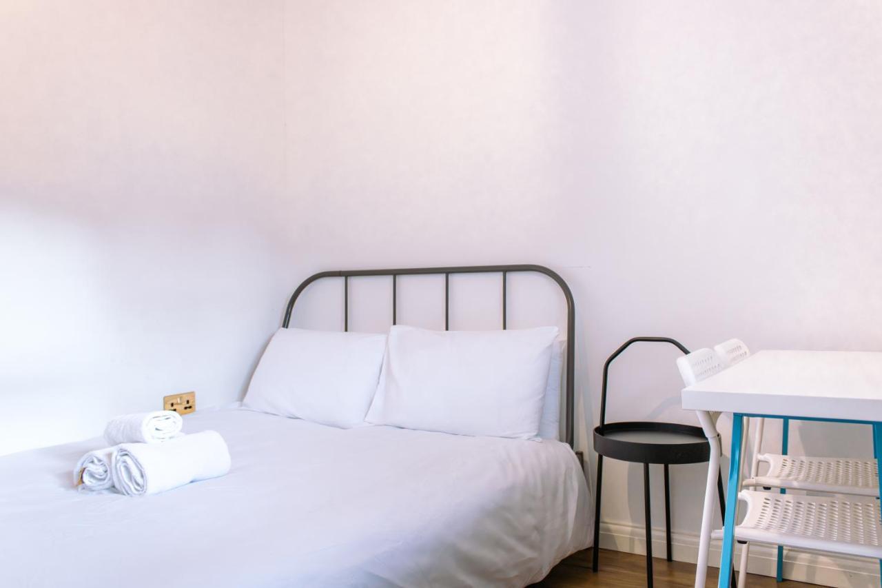 Apartament 4 Bedroom Near Centre 2-min Walk To Metro !! Business & Family Friendly!!