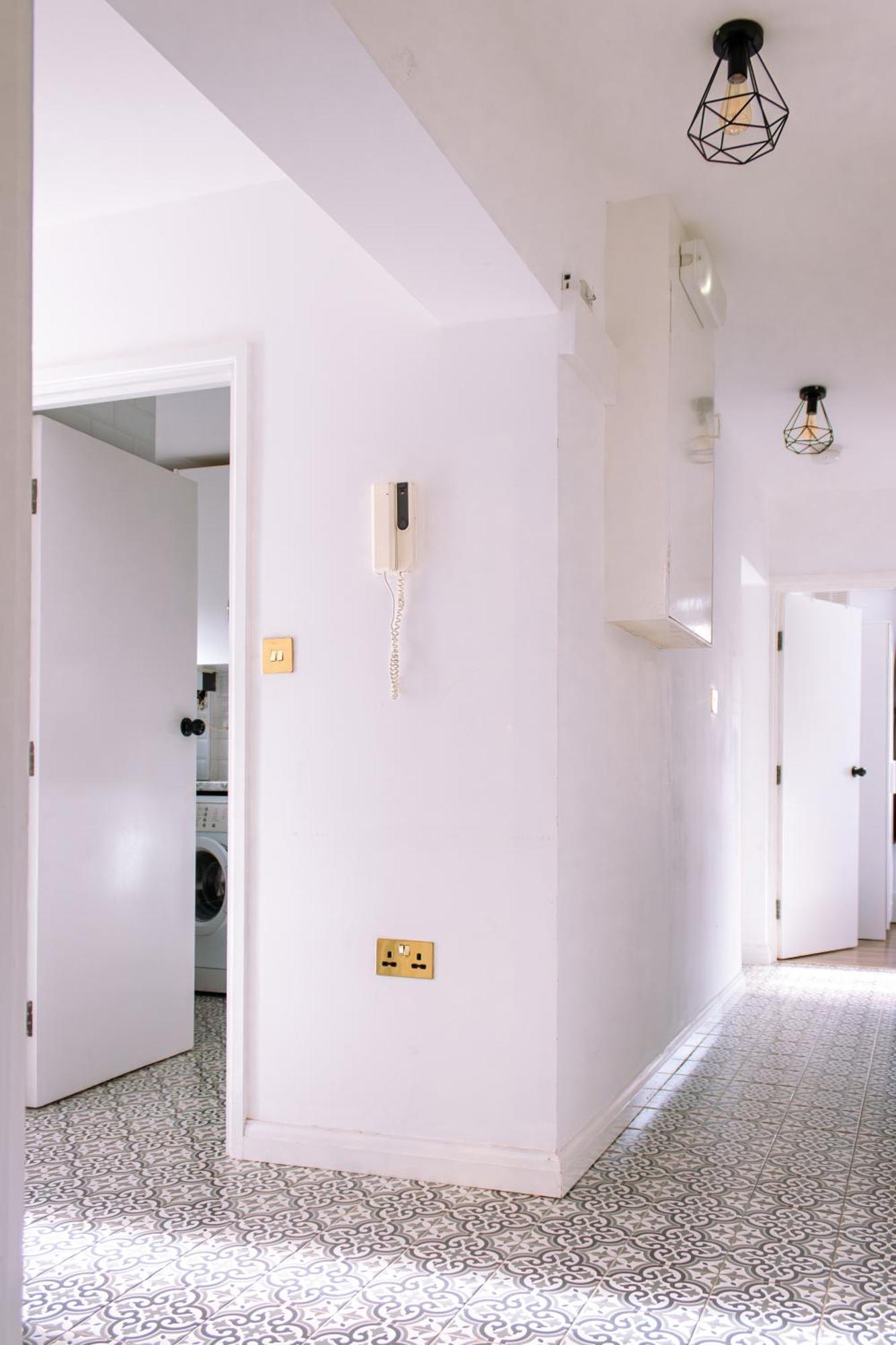 Apartament 4 Bedroom Near Centre 2-min Walk To Metro !! Business & Family Friendly!!